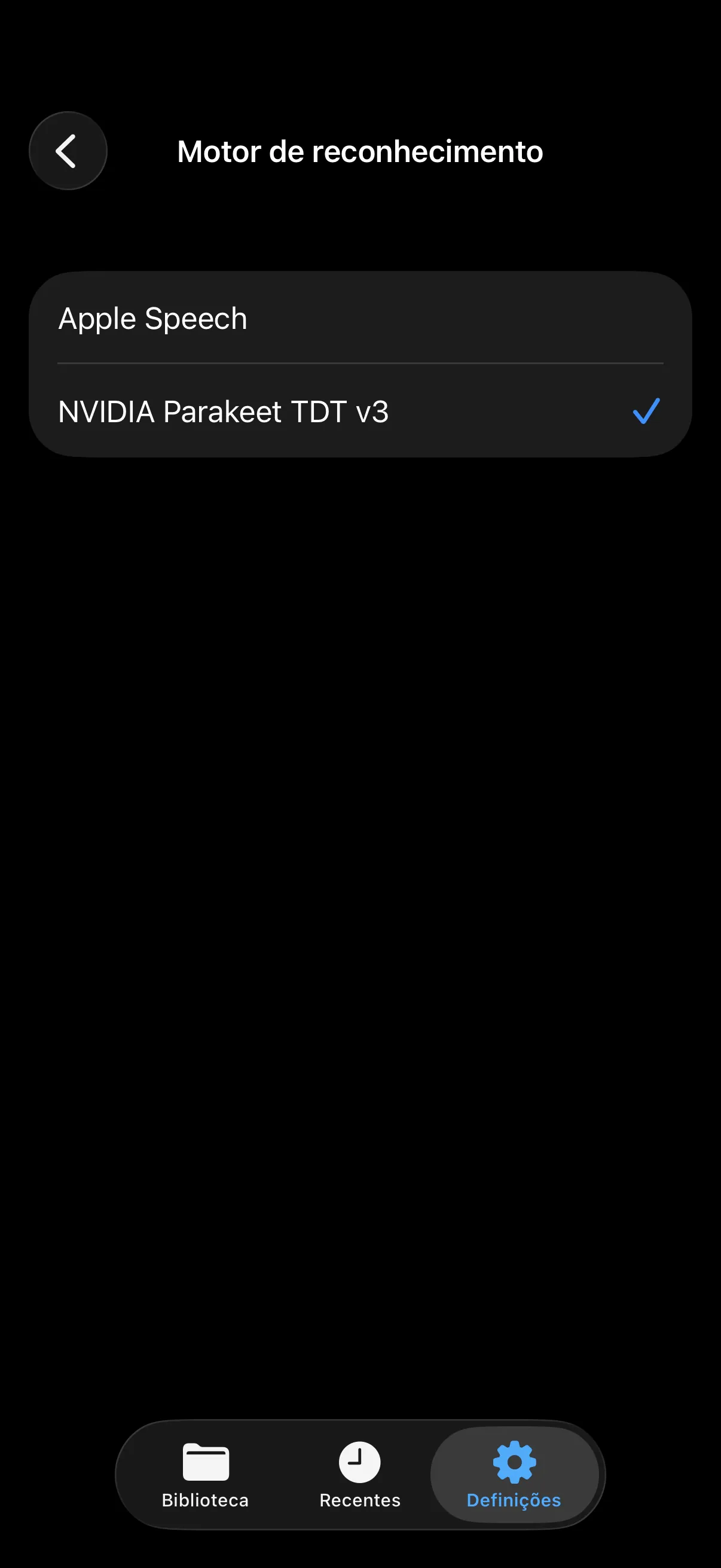 Apple Speech ou NVIDIA Parakeet TDT v3 neste iPhone.